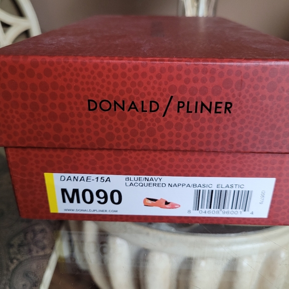 Donald Pliner blue/navy lacquered leather flats, size 9 - Picture 7 of 8